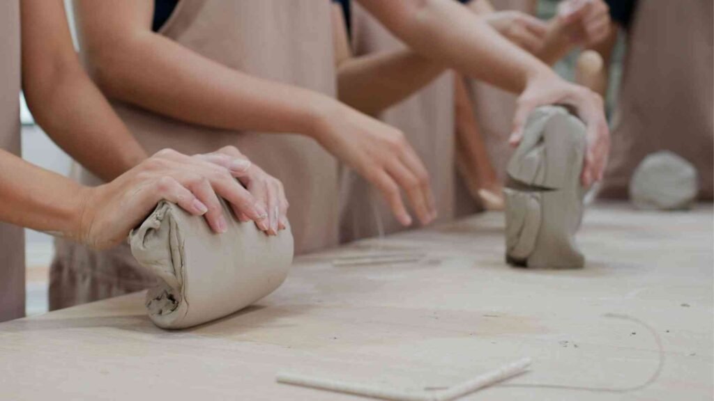 Atelier de poterie artisanale à Marrakech, savoir-faire traditionnel marocain