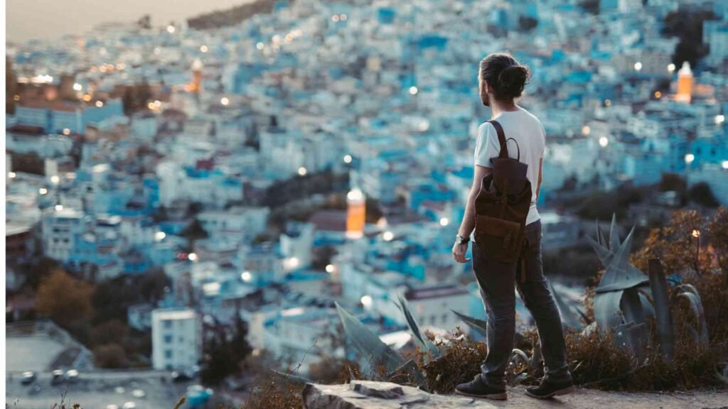 Touriste devant les façades bleues et blanches d’une ville marocaine, conseils pour éviter les arnaques