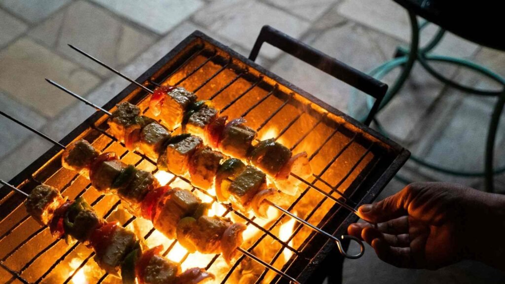 Brochettes marocaines grillées vendues dans les rues, spécialité de street food