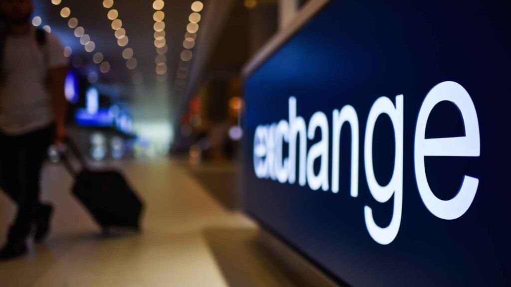 Touriste changeant de l’argent à l’aéroport ou dans un hôtel au Maroc