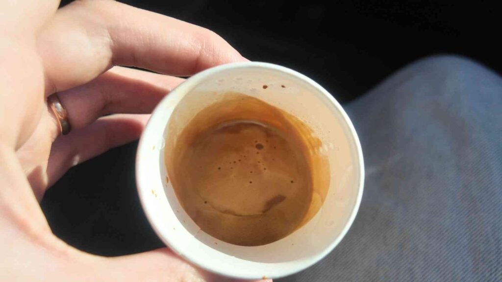 Voitures-café et taxis le long de la route de l’Ourika près de Marrakech