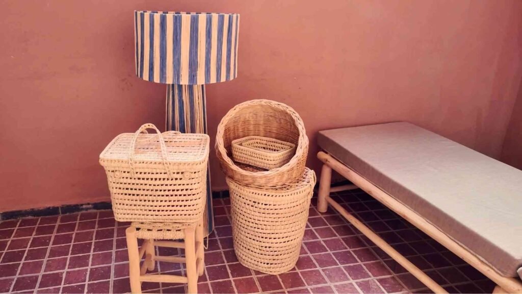 Achats artisanaux réalisés sur la route de l’Ourika à Marrakech, paniers et objets déco