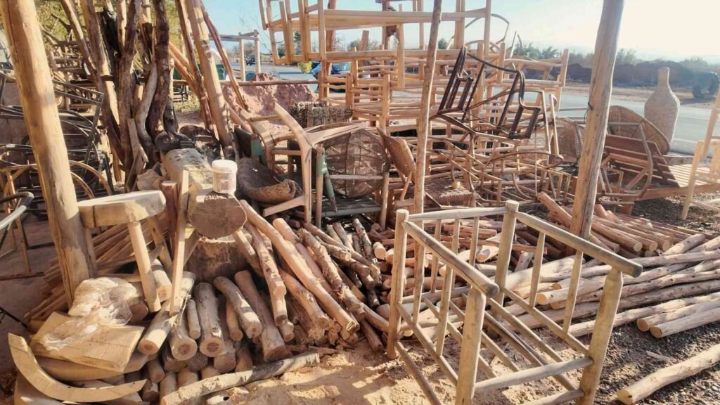 Devanture d’une boutique d’artisanat sur la route de l’Ourika à Marrakech
