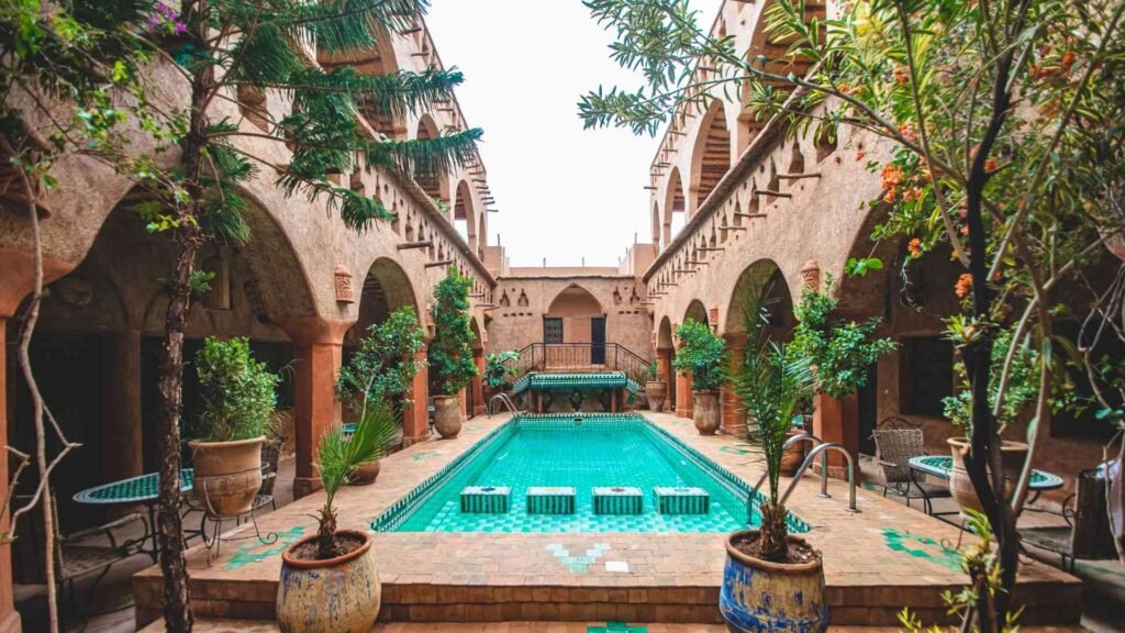 Riad traditionnel marocain, bon compromis entre prix, confort et expérience locale.