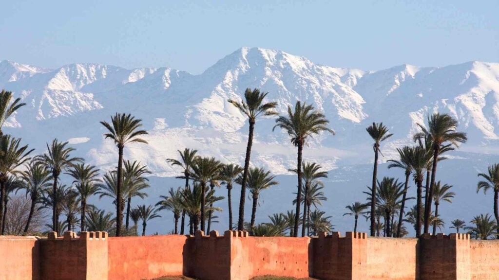Ville de Marrakech en hiver avec l’Atlas enneigé en arrière-plan