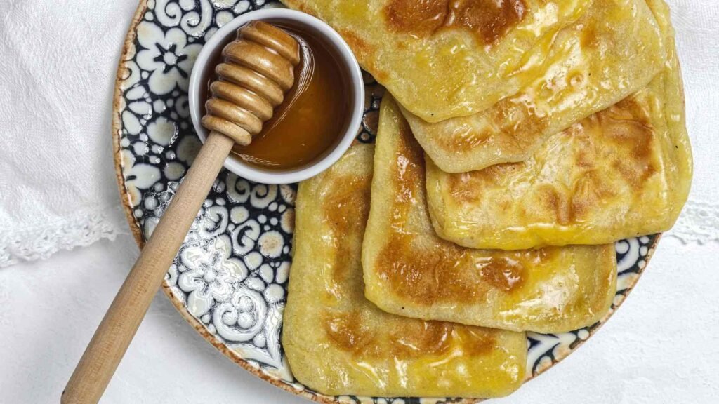 Msemen marocain, crêpes feuilletées traditionnelles servies dans la street food