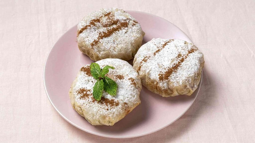 Pastilla de Fès au poulet, amandes et cannelle, plat marocain festif