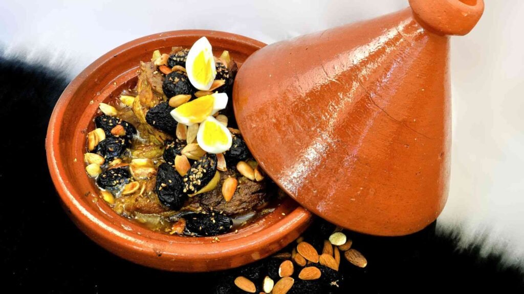 Tajine marocain de poulet au citron confit et aux olives, cuisson lente dans un plat en terre