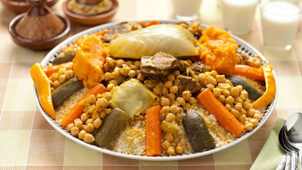 Couscous marocain aux légumes et viande, plat traditionnel du vendredi