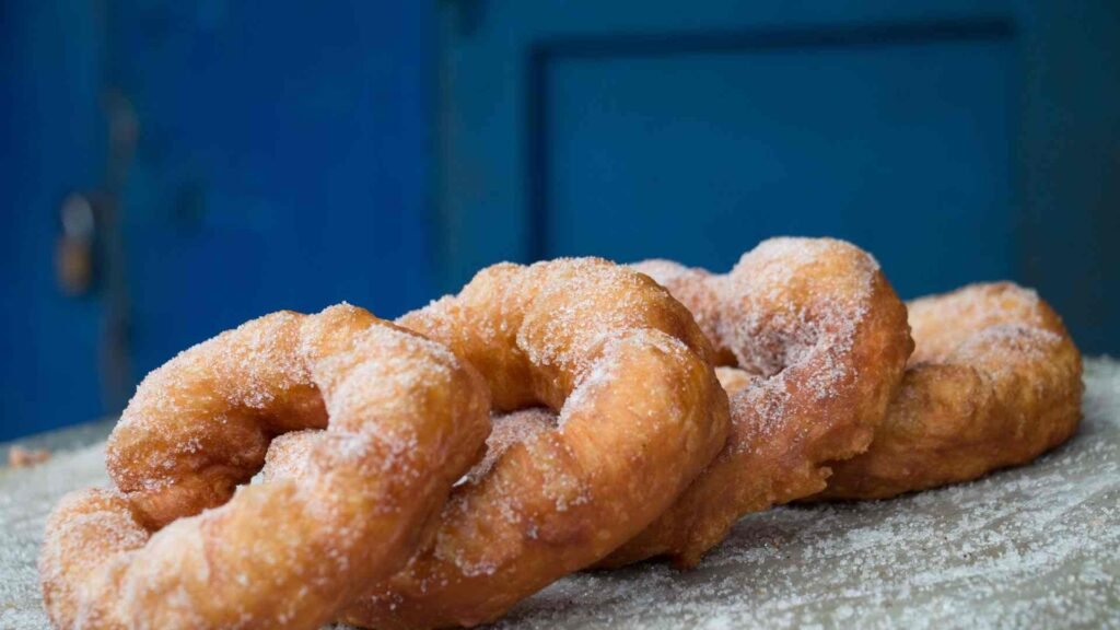 Sfenj, beignets marocains traditionnels vendus dans les rues, snack sucré typique