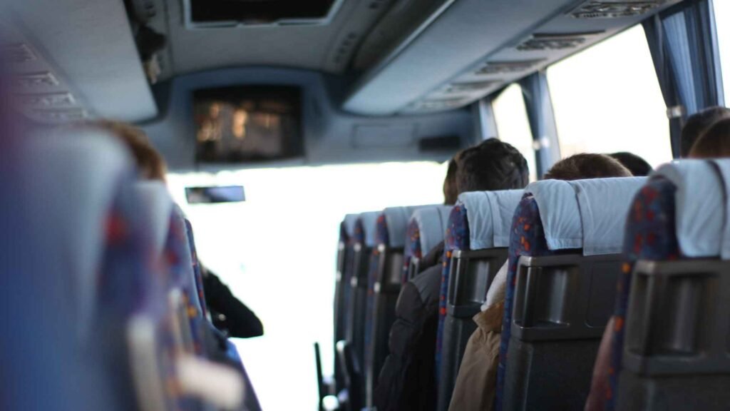 Bus urbain circulant dans les quartiers de Marrakech