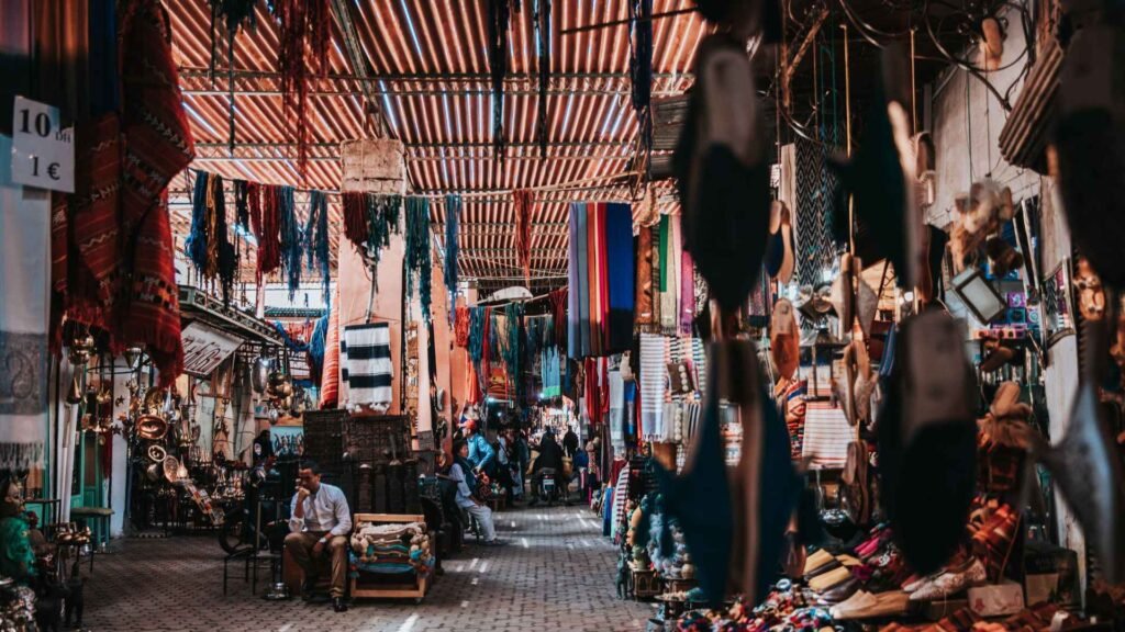 Piétons marchant dans les ruelles étroites de la médina de Marrakech
