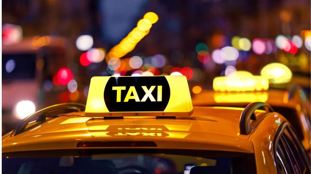 Petit taxi jaune circulant dans les rues de Marrakech