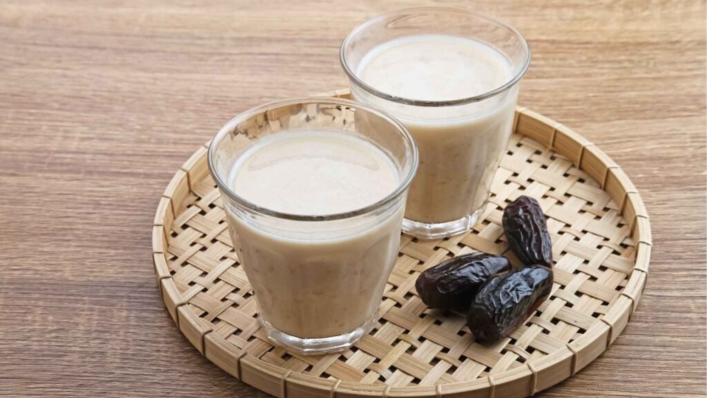 Coupure du jeûne, après l'appel à la prière au moment du coucher de soleil. Habituellement de dattes et d'un verre de lait.