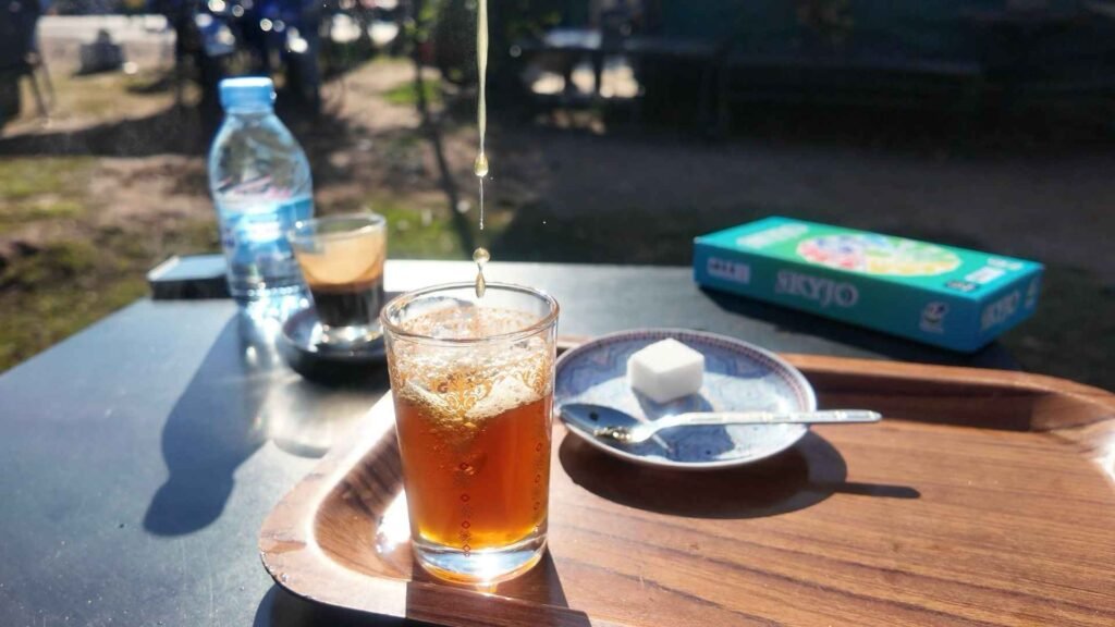 Petits stands : jus d’orange frais, boissons, petits plats ou tajines au Jardin Ménara à Marrakech