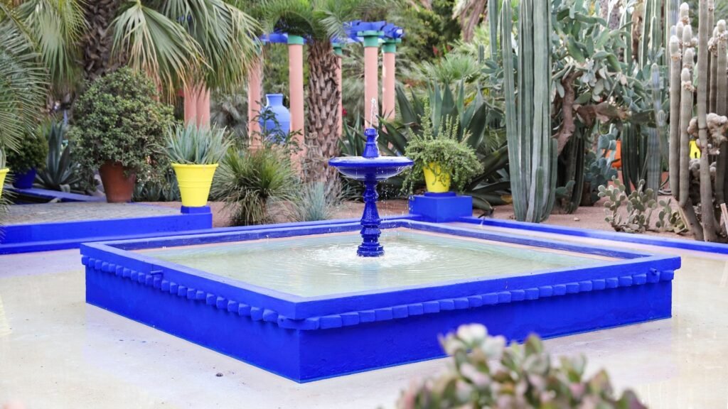 Le célèbre bleu Majorelle au cœur de l'un des plus beaux jardins botaniques du Maroc.