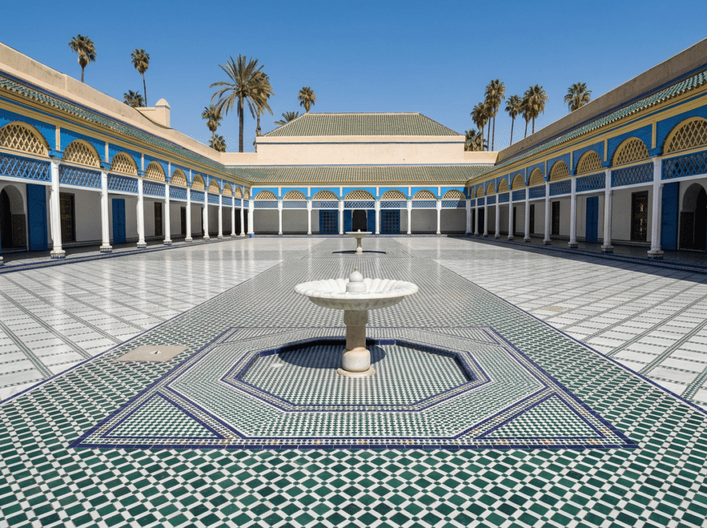 Cour intérieure du Palais Bahia à Marrakech, célèbre pour son architecture marocaine traditionnelle et ses zelliges.