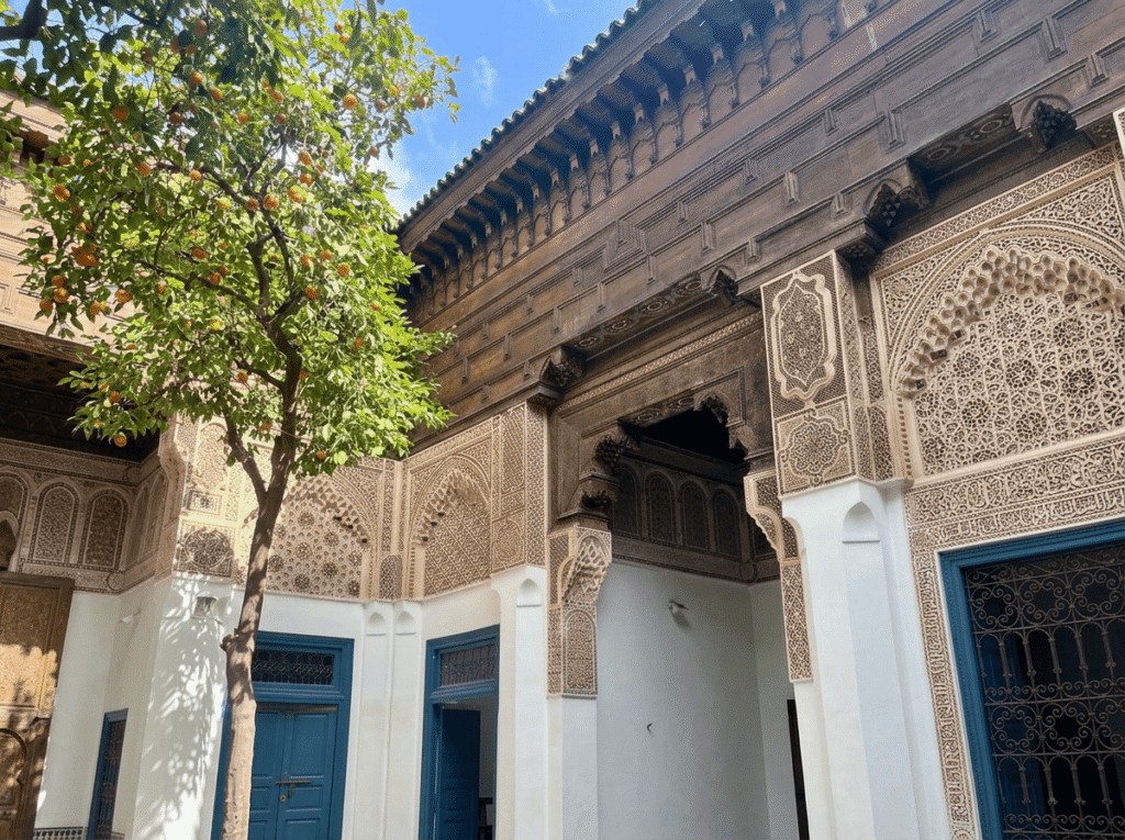 Détails des mosaïques et des plafonds sculptés du Palais Bahia, chef-d'œuvre de l'artisanat marocain à Marrakech.