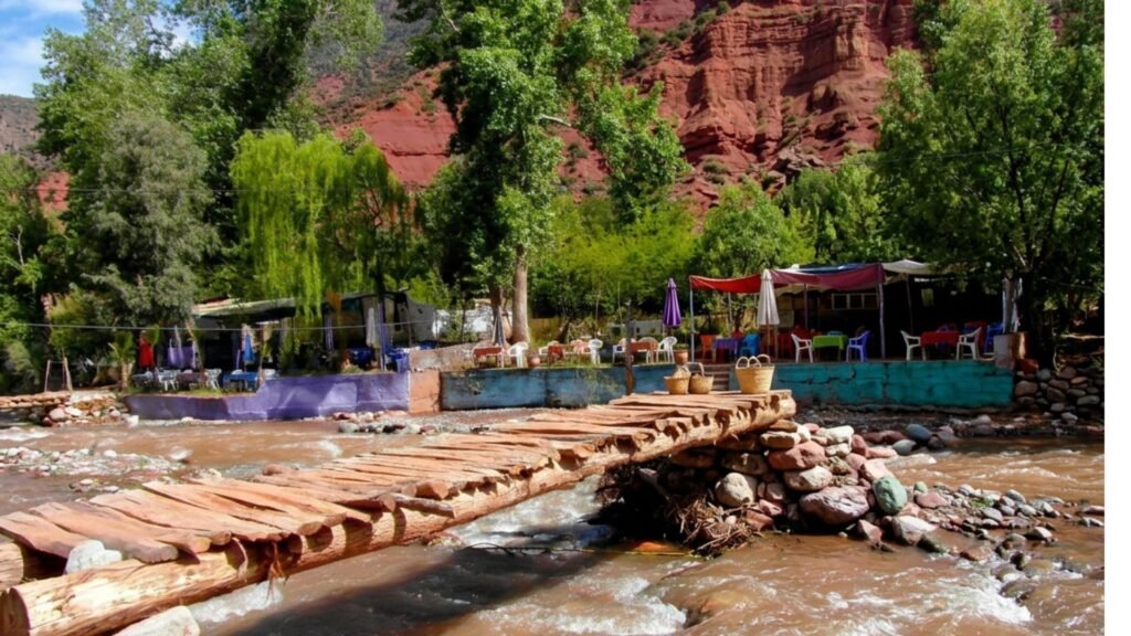 Restaurant au bord de la rivière dans la vallée de l'Ourika, un lieu idéal pour déjeuner au cœur de l'Atlas marocain.